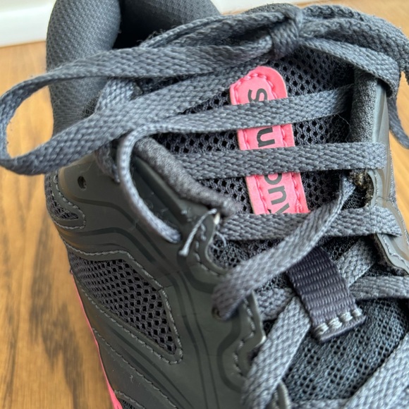 Sold Saucony Cohesion 12 Running Shoe Dark Grey & Pink Womens Size 11 - Picture 8 of 14
